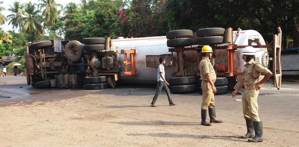 ಹೊನ್ನಾವರ: ಗ್ಯಾಸ್ ಟ್ಯಾಂಕರ್ ಪಲ್ಟಿ