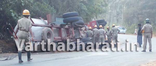 ಪೆರ್ನೆ ಬಳಿಯಲ್ಲಿ ಗ್ಯಾಸ್ ಟ್ಯಾಂಕರ್ ಪಲ್ಟಿ: ರಾಷ್ಟ್ರೀಯ ಹೆದ್ದಾರಿ ಸಂಚಾರ ಸ್ಥಗಿತ