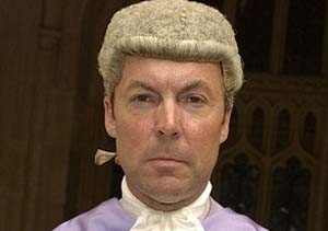 ಲೈಂಗಿಕ ಕಿರುಕುಳ ಕೊಟ್ಟಾತನಿಗೆ ಇರಿದ ಬಾಲಕಿಗೆ ದಂಡ ತೆರಲು ಹಣವಿಲ್ಲದಾಗ ನ್ಯಾಯಾಧೀಶರೇ ದಂಡ ತೆತ್ತು ಪಾರು ಮಾಡಿದರು!