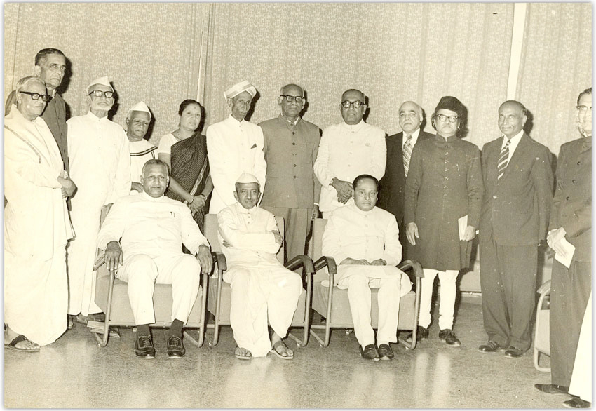 ಕಷ್ಟ ಕೋಟಲೆಗಳಲ್ಲಿ ಅರಳಿದ ಅರಸ-ಎಂ.ರಘುಪತಿ