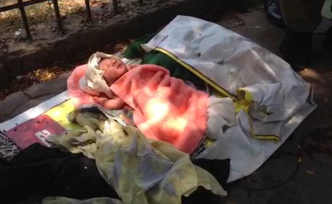 ರಸ್ತೆಯೇ ಆಸ್ಪತ್ರೆ. ಪೊಲೀಸರೇ ವೈದ್ಯರು, ಗಂಡುಮಗುವಿಗೆ ಜನ್ಮ!