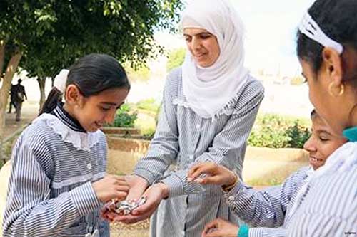 ವಿಶ್ವಸಂಸ್ಥೆಯ ಮಾನವ ಹಕ್ಕು ಸ್ಪರ್ಧೆ ವಿಜೇತೆ  ದೃಷ್ಟಿಹೀನ ಫೆಲೆಸ್ತಿನಿಯನ್ ಬಾಲಕಿ ಯಾಸ್ಮೀನ್