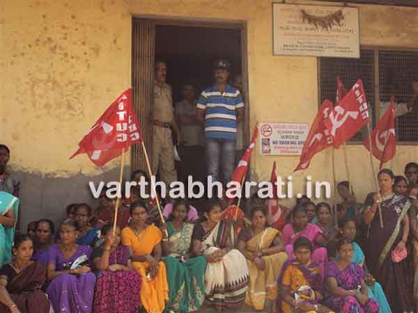 ಉಪ್ಪಿನಂಗಡಿ: ಹಲವು ಬೇಡಿಕೆಗಳನ್ನು ಈಡೇರಿಸುವಂತೆ ಒತ್ತಾಯಿಸಿ ಬೀಡಿ ವರ್ಕರ್ಸ್‌ ಫೆಡರೇಶನ್‌ನ ವತಿಯಿಂದ ಪ್ರತಿಭಟನೆ