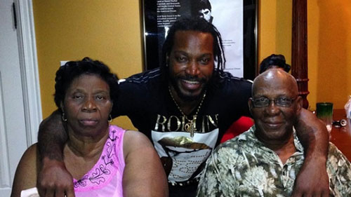 ಸ್ಫೋಟಕ ದಾಂಡಿಗ ಕ್ರಿಸ್‌ಗೇಲ್ ಅಮ್ಮ ಕಡ್ಲೆಕಾಯಿ ಮಾರುತ್ತಿದ್ದರು!