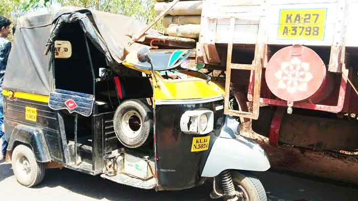 ಲಾರಿಯಡಿಗೆ ಸಿಲುಕಿದ ರಿಕ್ಷಾ: ಚಾಲಕನಿಗೆ ಗಾಯ