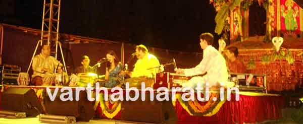 ಭಟ್ಕಳ: ಚಿತ್ರಾಪುರದಲ್ಲಿ ಹಾಡಿ ರಂಜಿಸಿದ ಬಾಲಿವುಡ್ ಗಾಯಕ ಶಂಕರ್ ಮಹಾದೇವನ್