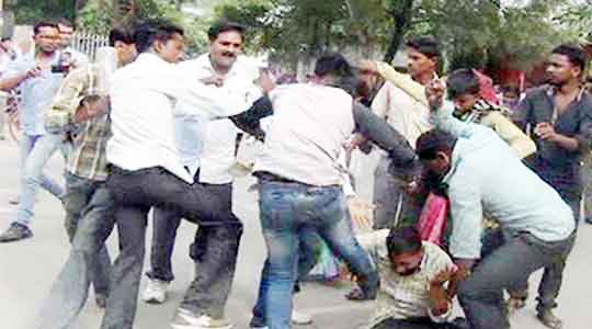 ದಾಳಿ ಮಾಡಿದ ವಾಣಿಜ್ಯ ತೆರಿಗೆ ಅಧಿಕಾರಿಗಳನ್ನು ಓಡಿಸಿಕೊಂಡು ಹೋಗಿ ಥಳಿಸಿದರು!