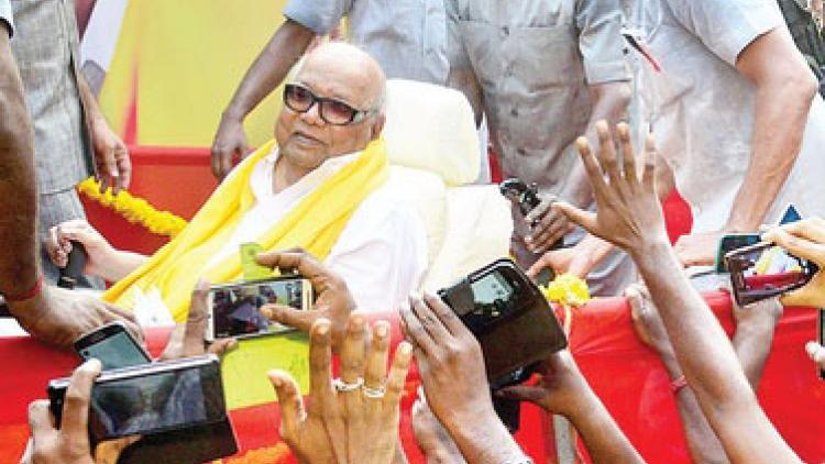 ನೆರೆಹಾವಳಿ ಸಮಯದಲ್ಲಿ ಜಯಲಲಿತಾ ಹೆಲಿಕಾಪ್ಟರ್‌ನಿಂದ ಕೆಳಗಿಳಿಯಲಿಲ್ಲ: ಚುನಾವಣಾ ಪ್ರಚಾರ ಆರಂಭಿಸಿದ ಕರುಣಾನಿಧಿ