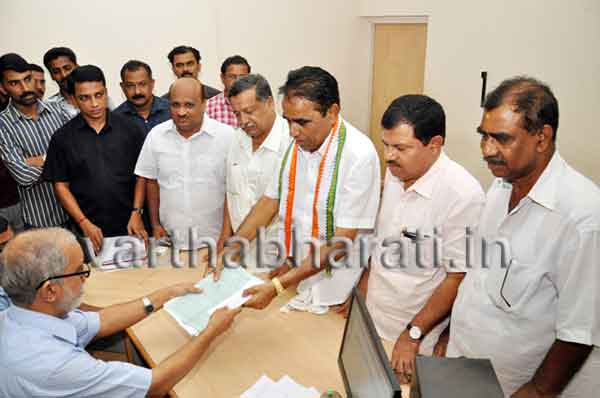 ಮಂಜೇಶ್ವರ ವಿಧಾನಸಭಾ ಕ್ಷೇತ್ರದ ಐಕ್ಯರಂಗದ ಅಭ್ಯರ್ಥಿ ಪಿ.ಬಿ.ಅಬ್ದುಲ್ ರಝಾಕ್ ನಾಮಪತ್ರ ಸಲ್ಲಿಕೆ