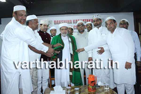 ದುಬೈ: ಶೈಖುನಾ ಸಯ್ಯದ್  ಕೆ.ಯಸ್.ಆಟ್ಟಕೋಯ ತಂಙಳ್  ಕುಂಬೋಲ್ ರವರಿಗೆ ಡಿ.ಕೆ.ಎಸ್.ಸಿ ವತಿಯಿಂದ ಸನ್ಮಾನ