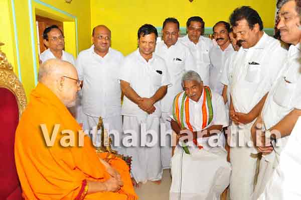 ಮಂಜೇಶ್ವರ: ಎಡನೀರು ಮಠಕ್ಕೆ ಮುಖ್ಯಮಂತ್ರಿ ಉಮ್ಮನ್ ಚಾಂಡಿ ಭೇಟಿ