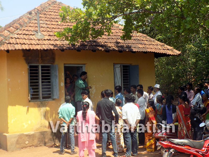 ಪೆರುವಾಜೆಯಲ್ಲಿ ಖಾಲಿ ಕೊಡ ಹಿಡಿದು ಪ್ರತಿಭಟನೆ