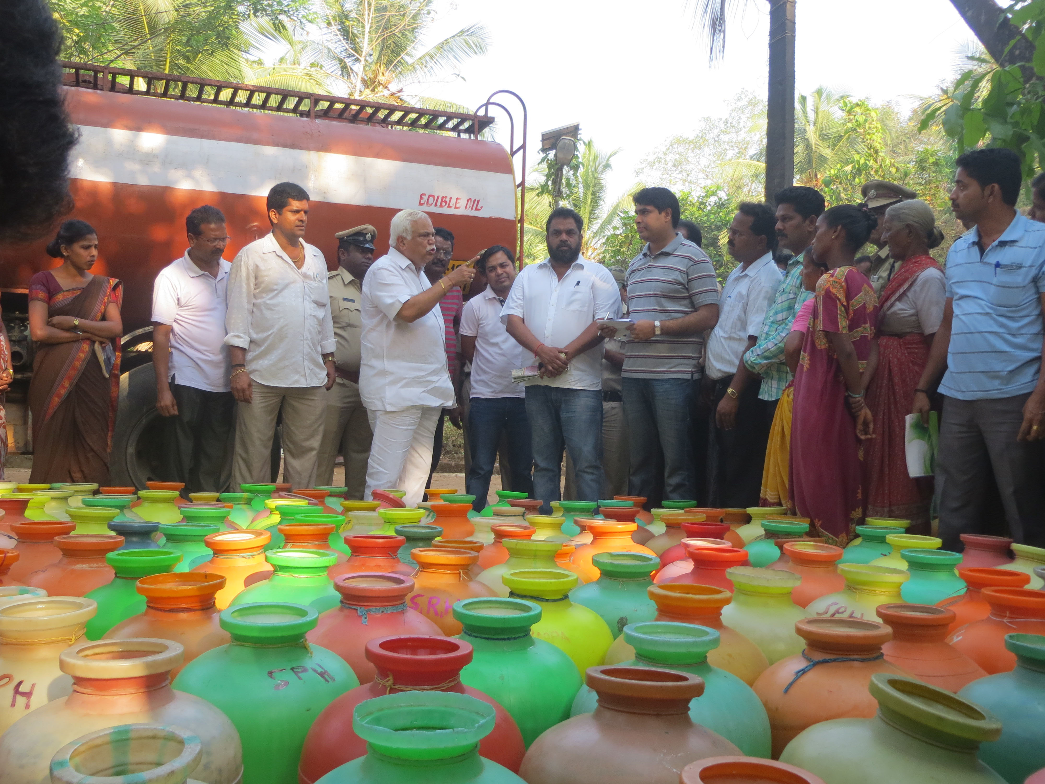 ವಿವಿಧ ಗ್ರಾಮಗಳಿಗೆ ಸಚಿವ ದೇಶಪಾಂಡೆ ಭೇಟಿ