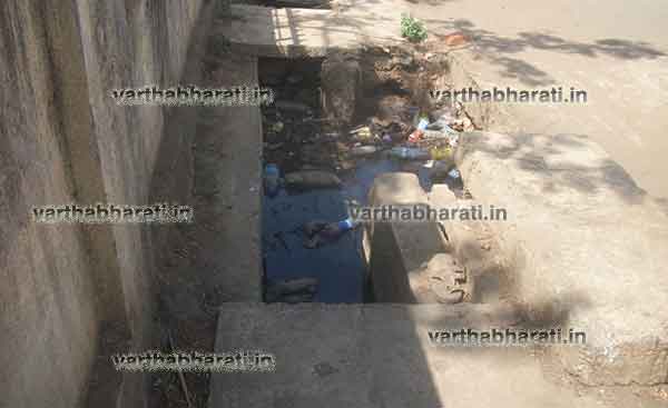 ಮುಂಡಗೋಡ : ಗಟಾರದಲ್ಲಿ ತುಂಬಿದ ತಾಜ್ಯ