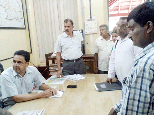 ಕಾಟಾಜೆಯ 22 ಕುಟುಂಬಗಳ ಜಮೀನಿಗೆ ಹಕ್ಕುಪತ್ರ ನೀಡಲು ಡಿಸಿ ಸೂಚನೆ