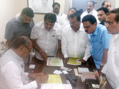 ರಾಜ್ಯ ಸರಕಾರಿ ನೌಕರರ ವೇತನ ತಾರತಮ್ಯ: ನಿಯೋಗದಿಂದ ದಿಗ್ವಿಜಯ್ ಸಿಂಗ್‌ಗೆ ಮನವಿ