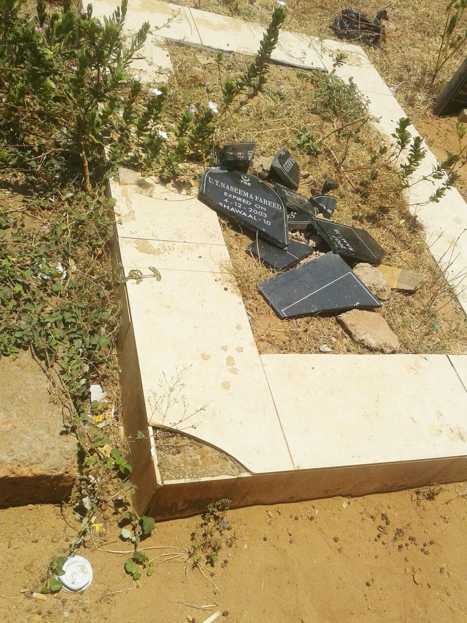 ಸಚಿವ ಖಾದರ್ ತಂದೆ-ತಾಯಿಯ ಗೋರಿಗಳಿಗೆ ಹಾನಿ