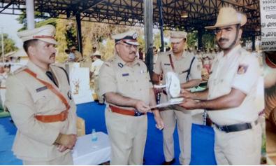 ಕೋಮುಗಲಭೆ ನಿಯಂತ್ರಣದಲ್ಲಿ ಮುಖ್ಯ ಪಾತ್ರವಹಿಸಿದ ಪೊಲೀಸ್ ಕಾನ್‌ಸ್ಟೇಬಲ್‌ಗೆ ಸನ್ಮಾನ