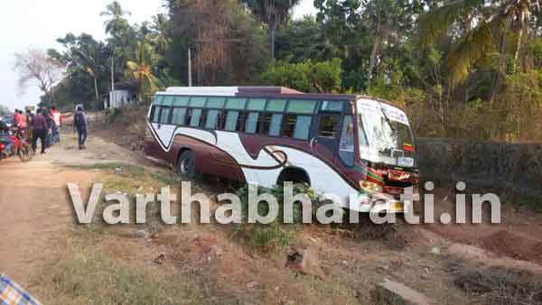ಮಂಗಳೂರು: ಚಾಲಕನಿಗೆ ಹೃದಯಾಘಾತ - ಕಂದಕಕ್ಕಿಳಿದ ಬಸ್