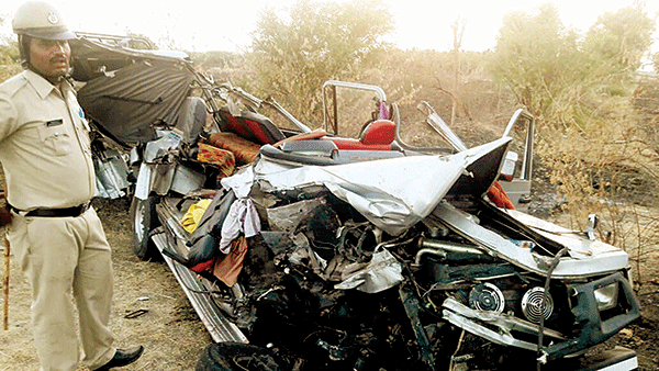 ಭೀಕರ ರಸ್ತೆ ಅಪಘಾತ: ವಿದ್ಯಾರ್ಥಿನಿಯರು ಸೇರಿ 9 ಮಂದಿ ಮೃತ್ಯು