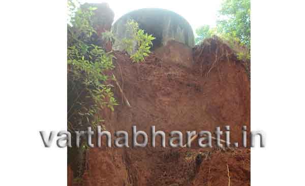 ನಿನ್ನಿಕಲ್ಲು- ಉದ್ದಮಜಲು ಸಂಪರ್ಕ ಧರೆ ಕುಸಿತ: ರಸ್ತೆ ಸಂಚಾರಕ್ಕೆ ಅಡ್ಡಿ, ನೀರು ಟ್ಯಾಂಕ್ ಕುಸಿತ ಭೀತಿ