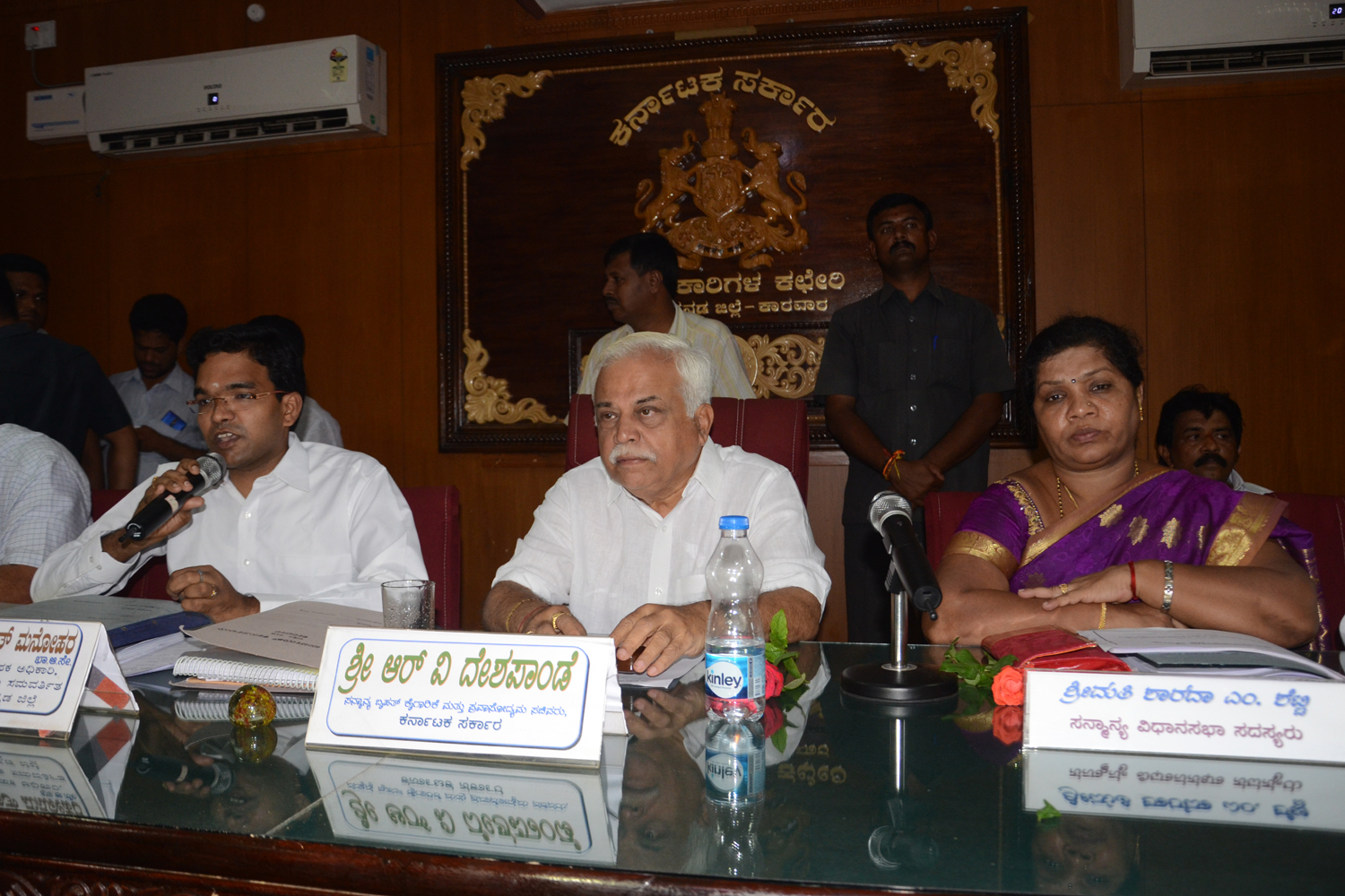 ಅಧಿಕಾರಿಗಳು ಇತಿಮಿತಿ ಅರಿತು ಕಾರ್ಯನಿರ್ವಹಿಸಲಿ: ದೇಶಪಾಂಡೆ