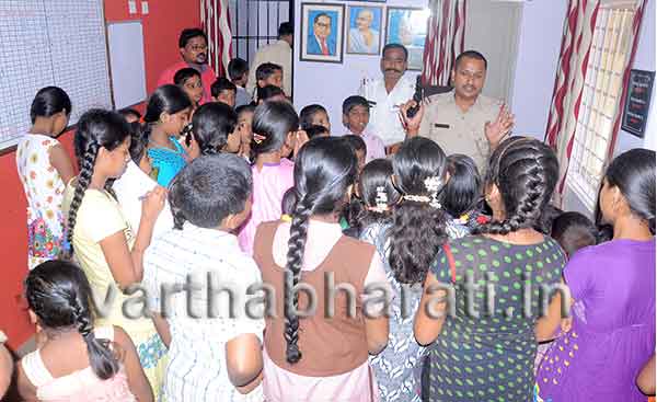 ಬಂಟ್ವಾಳ ಪೊಲೀಸ್ ಠಾಣೆಯಲ್ಲಿ ಮಕ್ಕಳ ಕಲರವ ಪುಟಾಣಿಗಳ ಪ್ರಶ್ನೆಗೆ ಸಮಾಧಾನದಿಂದ ಉತ್ತರಿಸಿದ ಪೊಲೀಸರು