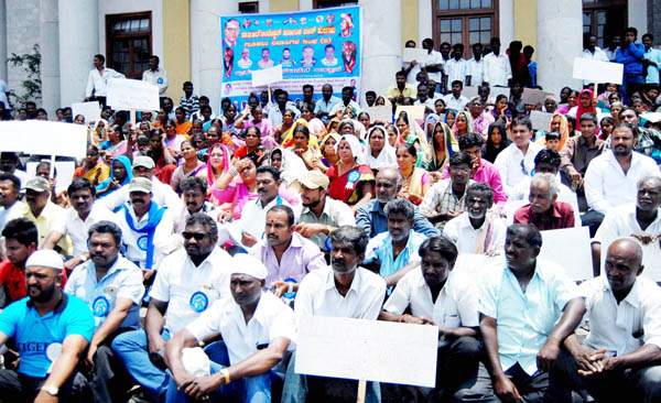 ಶಾಸಕರಿಂದ ಸಾಲಸೌಲಭ್ಯ ವಿತರಣೆ ಖಂಡಿಸಿ ಪ್ರತಿಭಟನೆ
