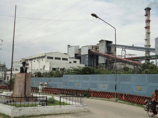 ಮಂಡ್ಯ ಸಕ್ಕರೆ  ಕಾರ್ಖಾನೆಯ ಚಿಮುಣಿ ಮೇಲೆ ಹತ್ತಿ ಕುಳಿತಿರುವ ನೌಕರರು..!