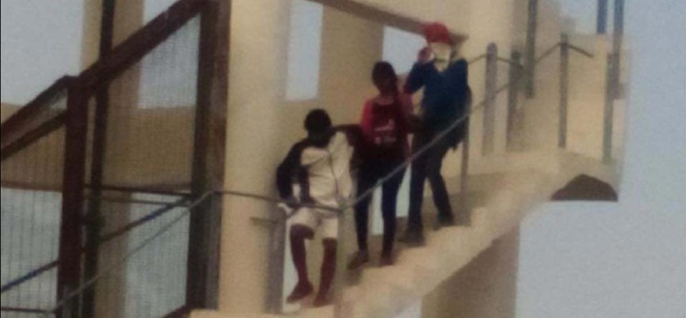 ಮದುವೆಯಾಗು ಇಲ್ಲದಿದ್ದರೆ ಕೆಳಗೆ ಹಾರುತ್ತೇನೆ ಎಂದು ನೀರಿನ ಟ್ಯಾಂಕ್ ಏರಿ ಕುಳಿತ ವಿದ್ಯಾರ್ಥಿನಿ