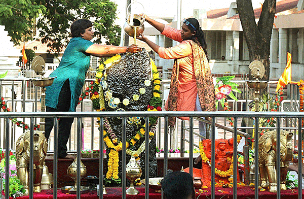 ಶನಿ ದೇಗುಲದ ಗರ್ಭಗುಡಿ ಮಹಿಳೆಯರಿಗೆ ಮುಕ್ತ
