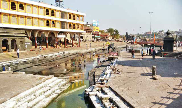 ಮಹಾರಾಷ್ಟ್ರ: ಧಾರ್ಮಿಕ ಸ್ಥಳಗಳಲ್ಲಿ ಭಕ್ತರ ಸ್ನಾನಕ್ಕೆ ಟ್ಯಾಂಕರ್ ನೀರು