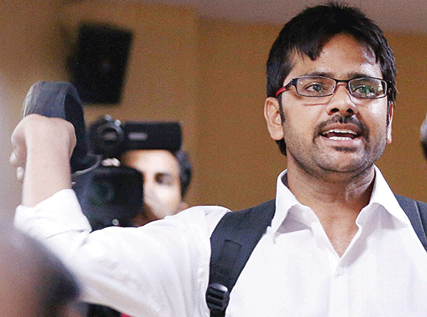 ಕೇಜ್ರಿವಾಲ್ ಮೇಲೆ ಶೂ ಎಸೆದ ಯುವಕ