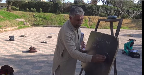 ಮರದ ಕೆಳಗೆ ಶಿಕ್ಷಣದ ನೆರಳು ನೀಡುವ ‘ಮಾಸ್ಟರ್ ಆಯೂಬ್’