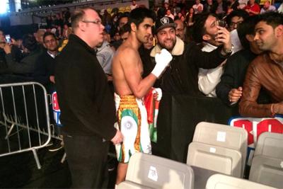 ವಿಜೇಂದರ್ ಪಂಚ್ ಗೆ ತತ್ತರಿಸಿದ ರೋಯರ್:  ಸತತ ಐದನೇ ಜಯ