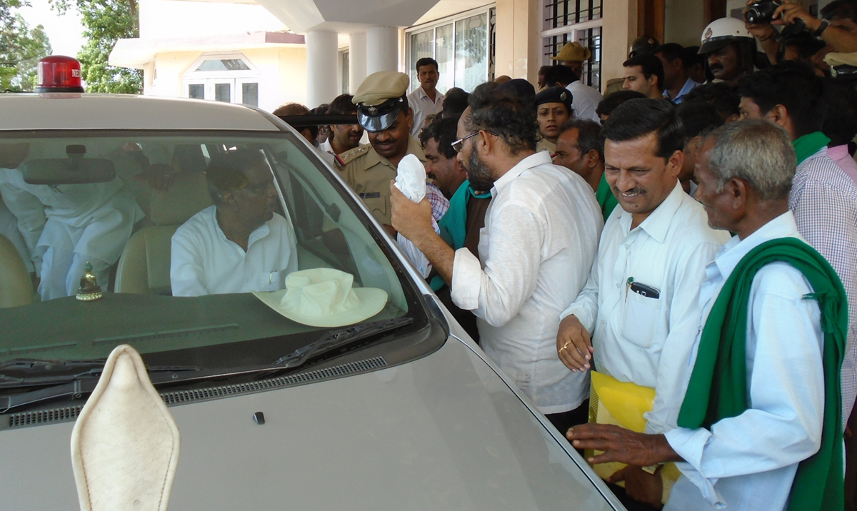 ಸರಕಾರದ ಆದೇಶ ಉಲ್ಲಂಘಿಸಿ ಅಧಿಕಾರಿಗಳ ಬೇಜವಾಬ್ದಾರಿ: ರೈತ ಸಂಘ ಆರೋಪ