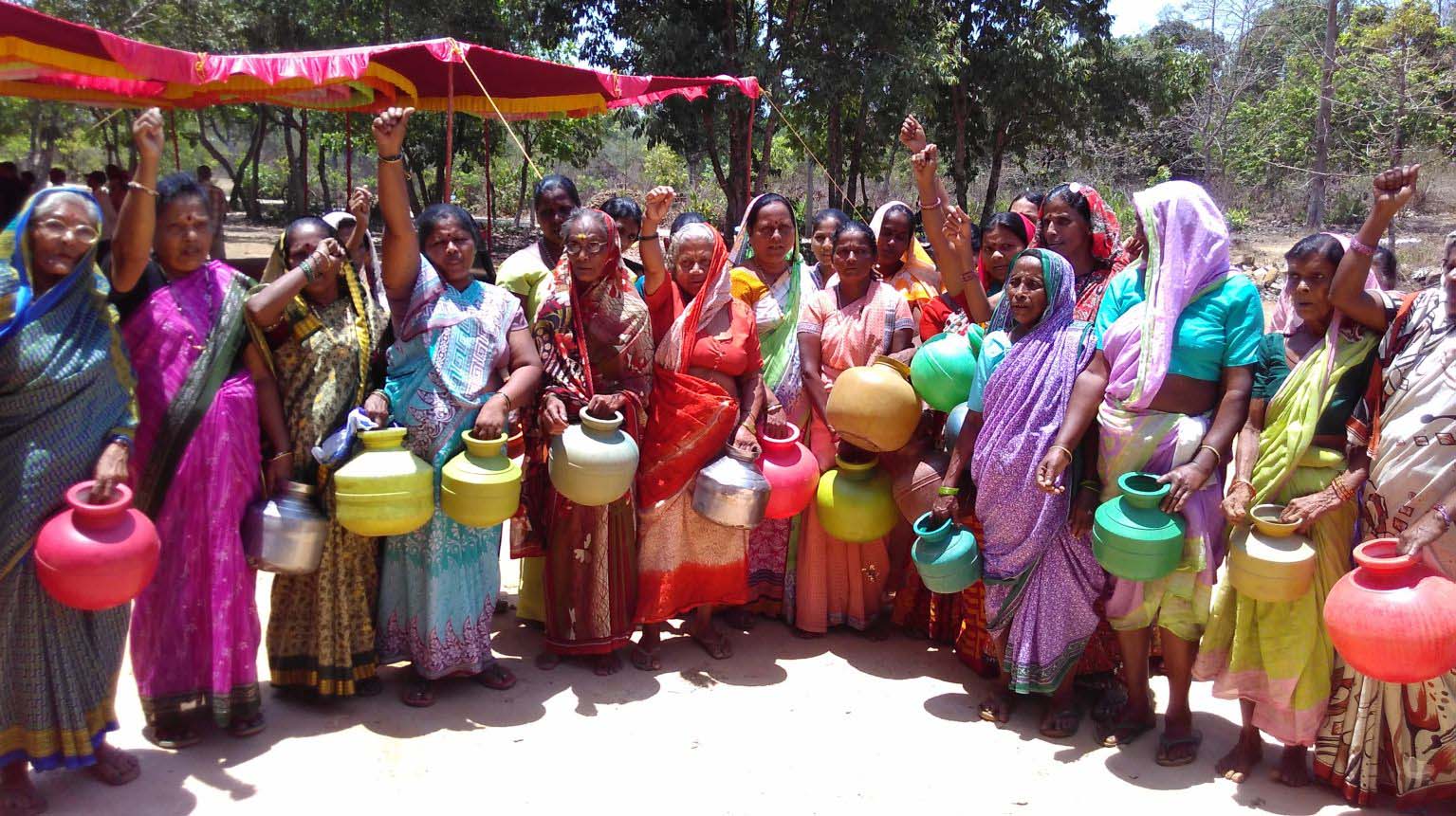 ನೀರು ಪೂರೈಸುವಂತೆ ಆಗ್ರಹಿಸಿ ಖಾಲಿ ಕೊಡ ಹಿಡಿದು ಧರಣಿ
