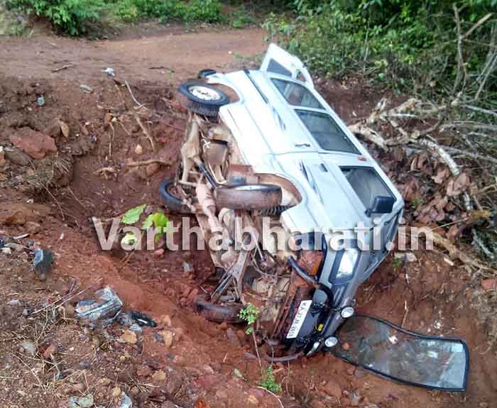 ಬೆಳ್ತಂಗಡಿ: ಓಮ್ನಿ ಪಲ್ಟಿಯಾಗಿ ಮೂವರಿಗೆ ಗಾಯ