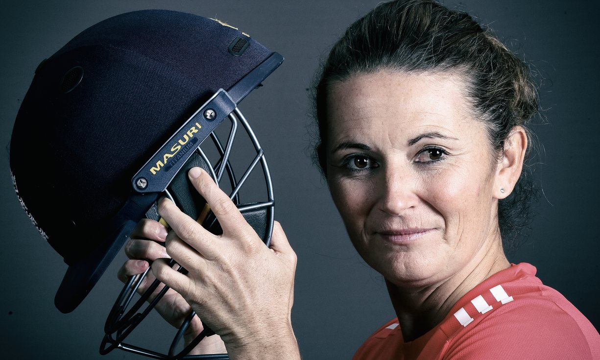 ಇಂಗ್ಲೆಂಡ್ ಮಹಿಳಾ ತಂಡದ ನಾಯಕಿ  ಚಾರ್ಲೊಟ್ ಎಡ್ವರ್ಡ್ ನಿವೃತ್ತಿ