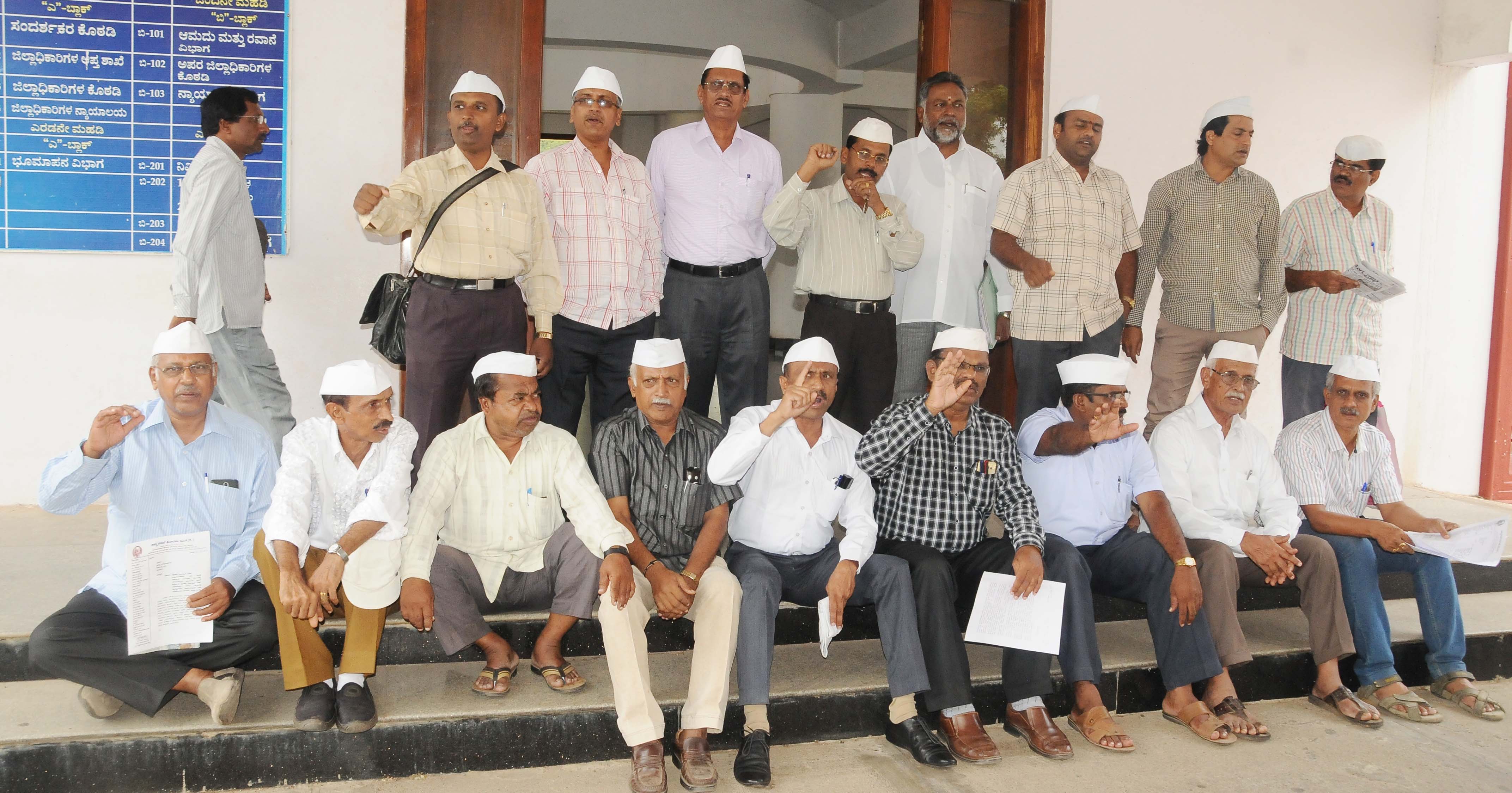 ನಿರ್ಧಾರ ವಿರೋಧಿಸಿ ಅಣ್ಣಾ ಹಝಾರೆ ಸಮಿತಿ ಪ್ರತಿಭಟನೆ