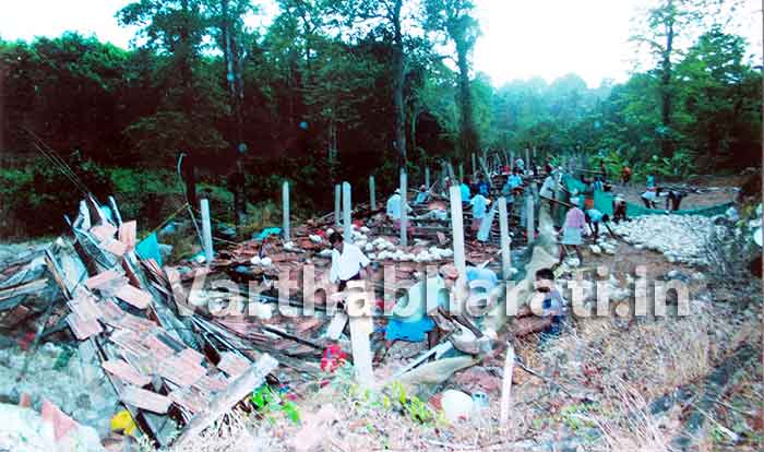 ನಿಡ್ಲೆ: ಭಾರೀ ಮಳೆಗೆ ಕೋಳಿಫಾರಂಗೆ ಹಾನಿ; ನೂರಾರು ಕೋಳಿಗಳ ಸಾವು