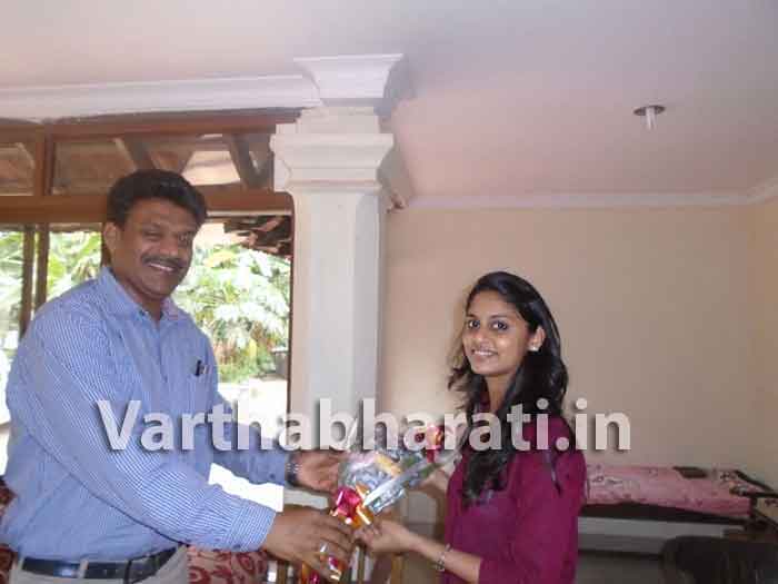 ಯುಪಿಎಸ್ಸಿ ರ್ಯಾಂಕ್ ವಿಜೇತೆ ಮಿಶಲ್ ಕ್ವೀನಿ ಡಿಕೋಸ್ತರಿಗೆ ಮೂಡುಬಿದಿರೆ ತಹಶೀಲ್ದಾರ್ ಅಭಿನಂದನೆ