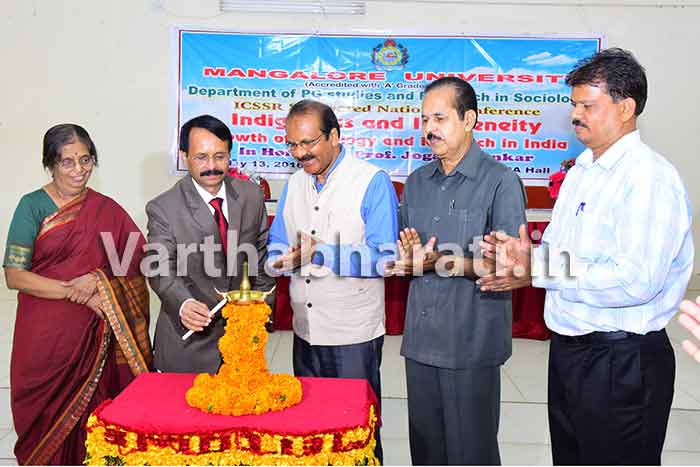 ಸಂಶೋಧನೆಗೆ ಯುವಜನರು ಒತ್ತು ನೀಡಬೇಕು: ಪ್ರೊ. ಜೋಗನ್ ಶಂಕರ್ ಸಂಶೋಧನೆಗೆ ಯುವಜನರು ಒತ್ತು ನೀಡಬೇಕು: ಪ್ರೊ. ಜೋಗನ್ ಶಂಕರ್