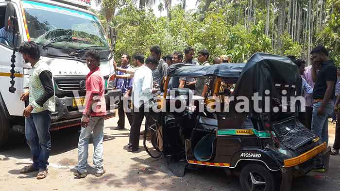 ಪುತ್ತೂರು: ರಿಕ್ಷಾಕ್ಕೆ ಲಾರಿ ಮತ್ತು ಬಸ್ ಢಿಕ್ಕಿ: ಚಾಲಕ ಪಾರು