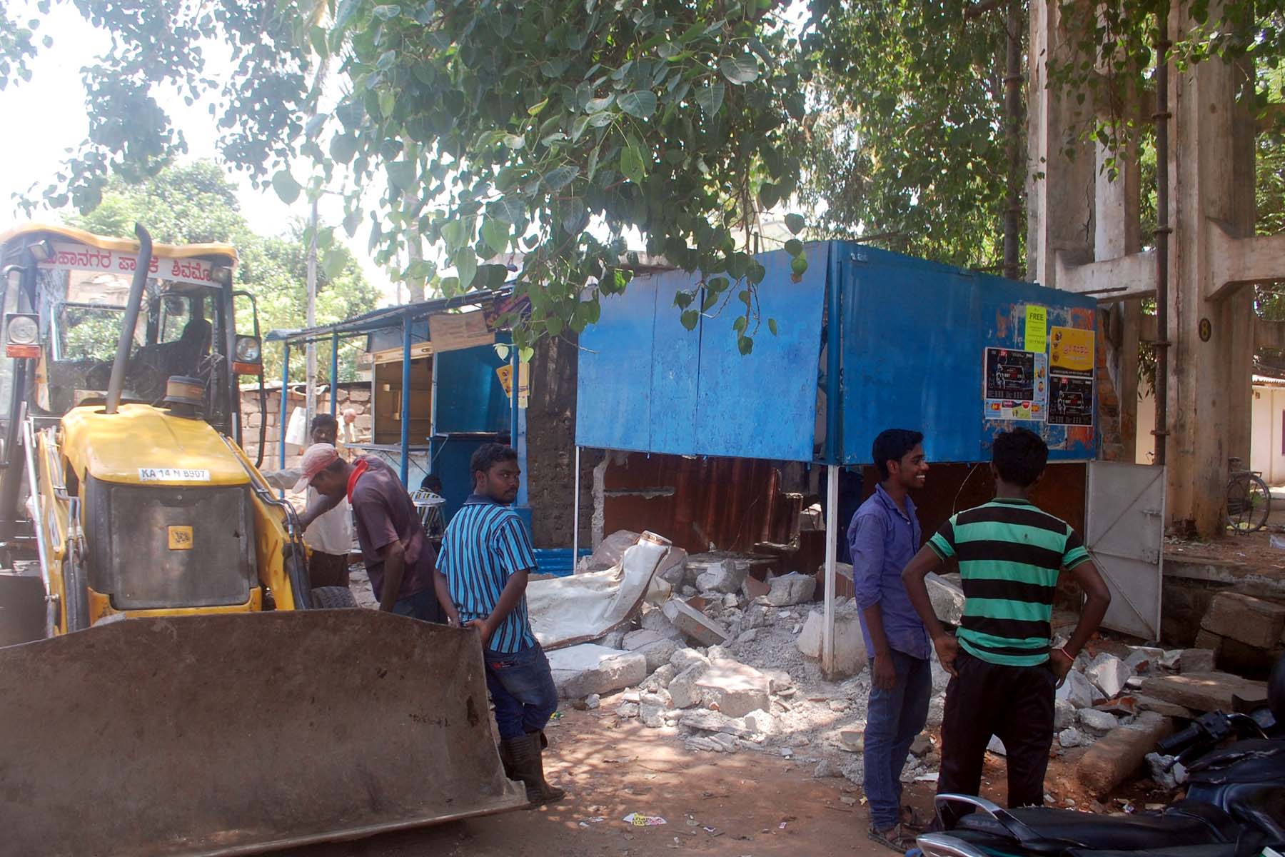 ಶಿಥಿಲಾವಸ್ಥೆಯ ಓವರ್‌ಹೆಡ್ ಟ್ಯಾಂಕ್ ನೆಲಸಮ: ಗೂಡಂಗಡಿಗಳ ತೆರವು