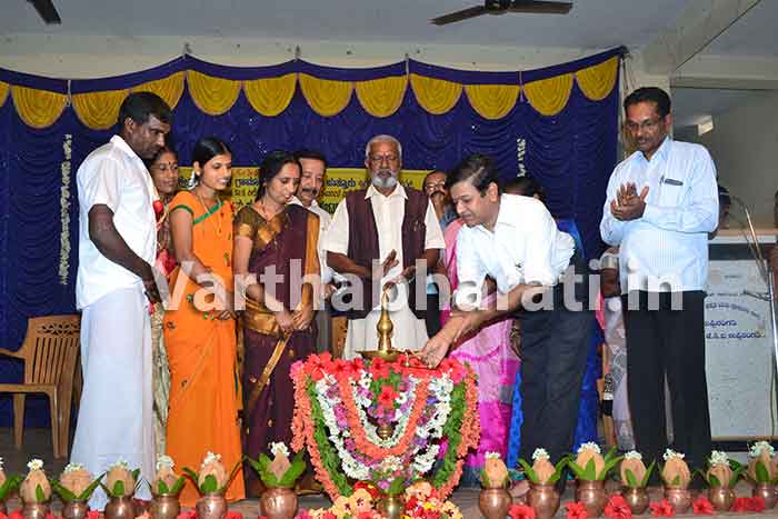 ಶಿಕ್ಷಣದೊಂದಿಗೆ ಉತ್ತಮ ಸಂಸ್ಕಾರ ನೀಡುವ ಕೆಲಸ ನಮ್ಮಿಂದಾಗಬೇಕು: ಡಾ.ಎಲ್.ಎಚ್. ಮಂಜುನಾಥ್