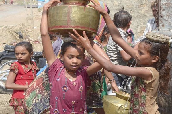 ಮುಂಬೈಯಲ್ಲಿ ನೆರೆಹೊರೆಯವರಿಗೆ ಉಚಿತ ನೀರುಣಿಸುವ ಝರೀನಾ