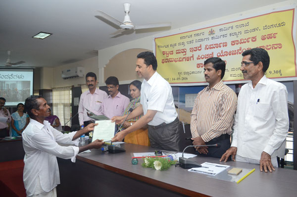 ಕಟ್ಟಡ ಕಾರ್ಮಿಕ ಫಲಾನುಭವಿಗಳಿಗೆ ಪಿಂಚಣಿ ಯೋಜನೆಯ ಪ್ರಮಾಣಪತ್ರ ವಿತರಣೆ