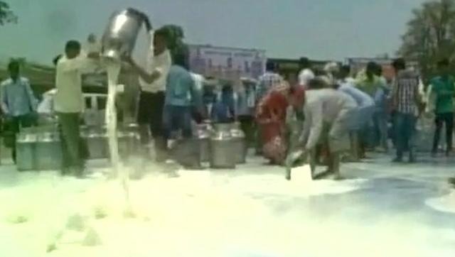 ಹಾಲು ಖರೀದಿ ನಿರಾಕರಿಸಿದ್ದಕ್ಕಾಗಿ ಟ್ಯಾಂಕರನ್ನು ತಡೆದು ಹಾಲನ್ನು ರಸ್ತೆಯಲ್ಲಿ ಚೆಲ್ಲಿದರು