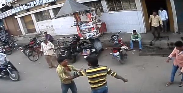 ಸಿ.ಸಿ.ಕ್ಯಾಮರಾದಲ್ಲಿ ಸೆರೆಯಾದ ಗೂಂಡಾಗಿರಿಯ ದೃಶ್ಯಗಳು: ಜೈಲುಪಾಲಾದ ನಾಲ್ವರು ಆರೋಪಿಗಳು!